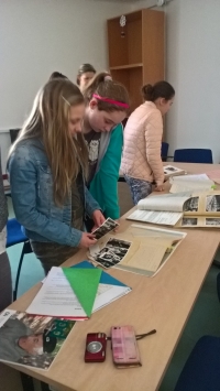 Tým na exkurzi v Archivu bezpečnostních složek