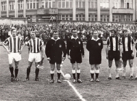 Poslední zápas sezony před postupem Bohemians do 1. ligy (Jelínek druhý zleva), 1972/73