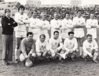 Zápas staré gardy internacionálů (Jelínek druhý zleva ve spodní řadě, uprostřed ve spodní řadě Josef Bican), 80. léta