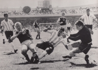 Jelínek útočí v zápase Dukla vs. Oro, Mexiko, počátek 60. let