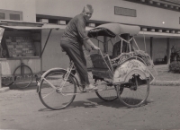 Josef Jelínek na rikše, s Duklou v Jakartě, 60. léta