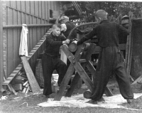 Bratři Sedláčkovi pomáhají dědovi řezat dřevo