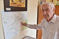 František Štilec ukazuje na mapě, kde vyprojektoval Karusel