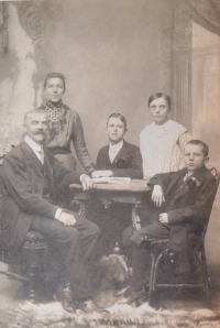 Rodina Štilcova na přelomu 19. a 20. století, pamětníkův dědeček s babičkou a jejich děti (Josef, Dana, František), obyvatelé Bukoviny 