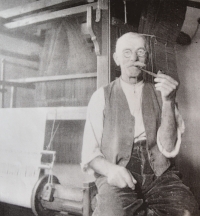 František Štilec's grandfather sitting in front of his loom. At the end of the 19th and beginning of the 20th centuries, weaving looms were an integral part of every household in Bukovina.