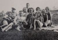 Židovští manželé Exnerovi (vlevo vepředu)