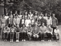 Miroslav se spolužáky z 9. třídy základní školy (rok 1974)
