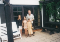 Miroslav na dovolené na Slapech se svými dcerami a jejich kamarádkou Kateřinou (roku 2002)