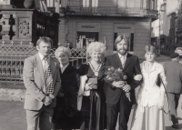 Na promoci s rodinou (roku 1983)