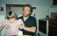 S dcerou Terezou v novém bytě v Rokycanech (roku 1994)