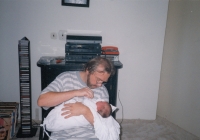 S mladší dcerou Magdalenou krátce po porodu (rok 1996)