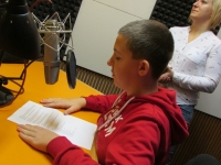 Žáci ZŠ a ZUŠ Bedrevská při natáčení rozhlasové reportáže pro Příběhy našich sousedů