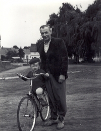 On the village square with his son Jan. The difficult times show in dad‘s looks. The listless thin face says it all.