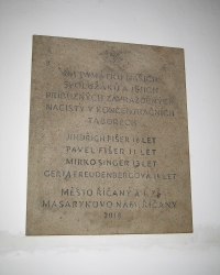 Pamětní tabule v 1. ZŠ Masarykovo náměstí v Říčanech – památka na zmizelého spolužáka Pavla Fišera