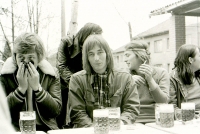 Petr Tomíšek (s čelenkou) s přáteli z hospody Na Andělce na cyklistickém výletě na Karlštejn (1. 4. 1977)