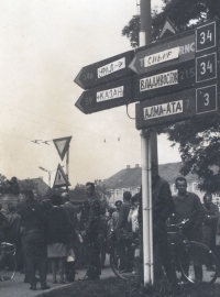 Rozcestník s přepsanými místy, Mariánské nám., České Budějovice,  srpen 1968