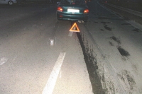 „The impact came many meters before the car came to a final halt. The driver did not pay attention, he chatted with his friends in the car and looked wherever, just not at the road. The long and prominent skid marks flanked by a line of fluid coming out of the punctured cooler, are shown on this photograph.“