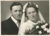 Svatební fotografie manželů Miroslava a Ludmily Herotových z roku 1953