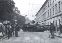 Okupační tank, Husova tř. v Českých Budějovicích u kasáren, 22. srpen 1968