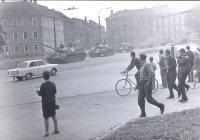 Příjezd okupačních vojsk Varšavské smlouvy, Mariánské nám., České Budějovice (pohled k Nové ul.), 22. srpen 1968