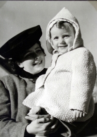 With her mother (1940)