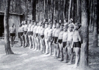 Josef Klouček, otec pamětnice (muž zcela vlevo) při nástupu chlapců na sokolském letním táboře, který organizoval a vedl