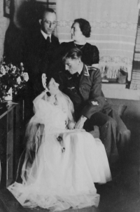 Bratr Jan Bodinek na svatební fotografii v německé letecké uniformě s rodiči Marií a Štefanem Bodinkovými