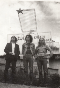 Signatáři Charty 77 a kamarádi - zleva Karel Duda, nespravedlivě obviněný za posílání otrávených dopisů funkcionářům, již nežije. Uprostřed Petr Hrach a vpravo Václav Luhan, který byl v rámci akce Stb ASANACE na přelomu 70. a 80 let donucen odejít z bývalého Ćeskoslovenska do Rakouska. 