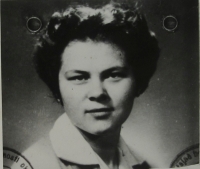 Fotografie Jiřiny Fuchsové z vyšetřovacího spisu StB