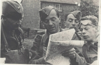 Josef Šandera s kolegy v Anglii před výsadkem Barium