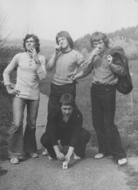 Na fotografii dole se spolužáky z gymnázia