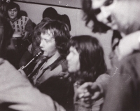 Při hře na klarinet v hospodě U Kalicha, kde se scházel s přáteli z undergroundu