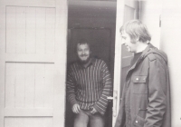Se Zdeňkem Moravcem vpravo, který spravoval klubovnu Hradská, útočiště undergroundu v Humpolci