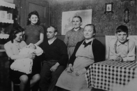Lydie Němcová jako nemluvně s rodiči, babičkami a tetou / Francie / Rombas / 1944