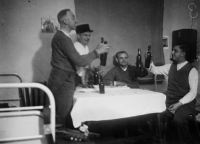 Otec Lydie Němcové Pavel Dastig (druhý zprava), Francie, 1944