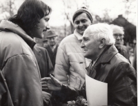 Petr Hrach s bývalým ředitelem ZŚ Františkem Buchtou po roce 1990, který měl zásadní podíl na navrácení pamětní desky k osvobození Sušice americkou armádou na průčelí tamního muzea, a také na umístění sochy T. G. Masaryka do parku před školu, která nesla díky Buchtovi Masarykovo jméno. 