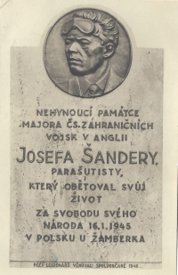 Pamětní deska Josefa Šandery na jeho rodném domě v Náměšti nad Oslavou