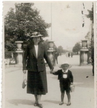 Otakar Mach s maminkou v Poděbradech v roce 1937
