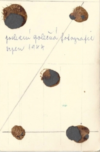 Rubová strana poslední dochované společné fotografie před zatčením Václava Vachka a Zdeny Vachkové