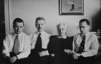 Radomil Kaláb na fotografii vpravo s rodiči Stanislavem a Miladou a s bratrem