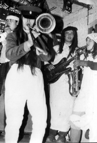 Petr Tomíšek (druhý zprava) při prvním a jediném vystoupení superpunkrockové kapely Hymen & Deflorace Band (Nová Víska, Silvestr 1978)