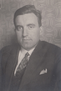 Jan Škramovský, otec Evy Pacovské, Praha, kolem roku 1940