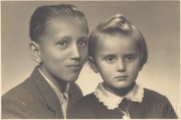 Věra Vachková společně se svým bratrem Václavem v srpnu 1944