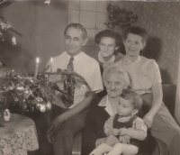 Vánoce, rok1957 - malý Petřík s prababičkou, maminkou a prarodiči.