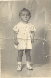 Věra Vachková 18 měsíců. Václav Vachek měl tuto fotografii u sebe při zatčení. Po úmrtí byla rodině gestapem vrácena.