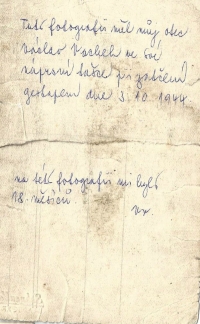 Věra Vachková 18 měsíců - rub fotografie s popisem. Václav Vachek měl tuto fotografii u sebe při zatčení. Po úmrtí byla rodině gestapem vrácena.