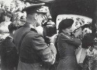 Zdeňka Vachková nese urnu s popelem Josefa Šandery. Popel se podařilo jen částečně zachránit a pietně uložit. 