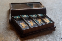 Pečeť a tuš, dárek Ludmile Jankovcové od Čou En-laje, ministra zahraničí Číny, pocházel z mandarinské rodiny. Podařilo se mu odstavit z vedení země Mao Ce-tungovu vdovu a následně se částečně uvolnily děsivé komunistické poměry