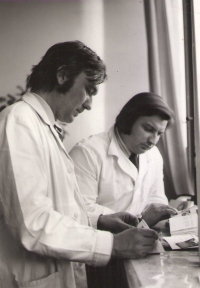 Milna Možný v práci s kolegou