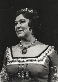 Marta Kolesová in the role of the queen, production of Hamlet, Hradec Králové